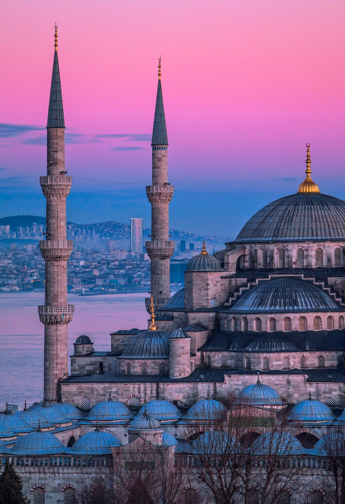 Blue mosque Istanbul at sunset — Turkey travel health advice